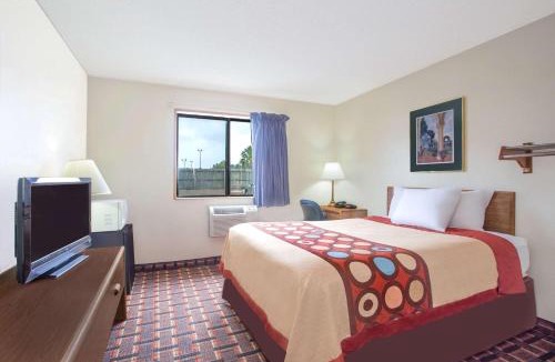 Douglas Hotel | Super 8 by Wyndham Douglas
