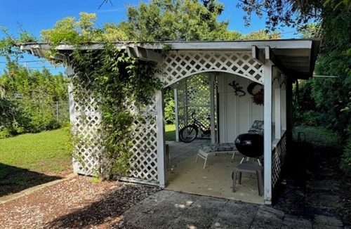 Stuart Cottage | Super Cute & Clean Pet Friendly Cottage near Beaches & Quaint Downtown Stuart