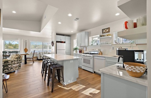 Bluffton House | Surf Shack on the Channel Cozy Fall Escape, Waterfront Views & Fire Pit