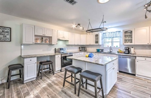 Fort Walton Beach House | Sweet Beach Serenity for Families-8 mins from beach! With Pool!