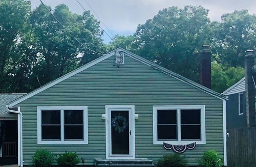 Central Islip House | Sweet Lil House on NYS park! Ideal for hikers and horseback riders! Trail access