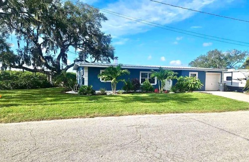 Ruskin House | Sweet Waterfront Excursion