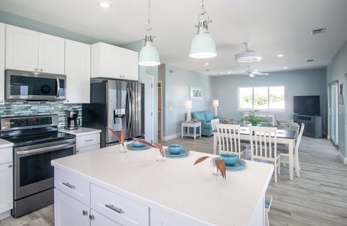 Little Venice House | Swept Away – 3BR/2BA Keys Retreat with Pool, Dock & Stunning Open Water Views