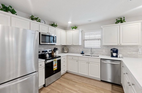 Lake Sumter Landing House | Tall Pine Retreat/Walk to Lake Sumter Landing + Golf Cart Included