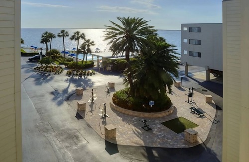 Rocky Point Hotel | Tampa Bay Waterfront Escape with Heated Pool, Beach Volleyball & Dining
