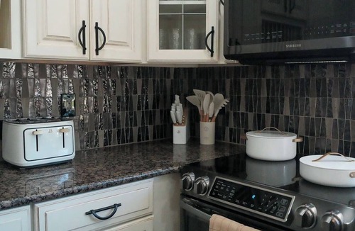 Timberlane Woodlake House | Tampa Fun Compound, Sleeps 16, Pickleball & HotTub