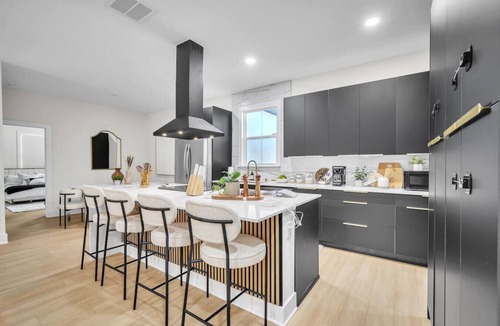 Tampa House | Tampa Getaway w/Pickleball Court, Pool & Gym