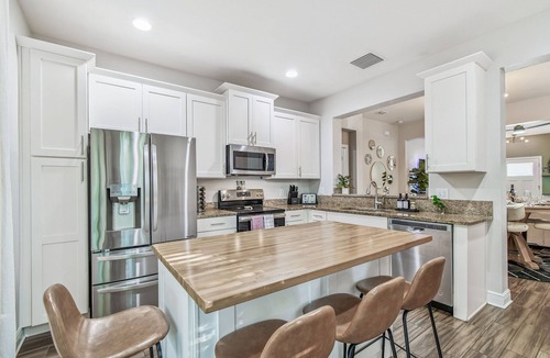 Old Seminole Heights House | Tampa Outdoor Family Fun/Pool/Spa/Grill/Mini Golf/Games