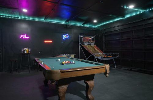 Tampa House | Tampa Retreat: 11 Beds, Game Room & Pool!