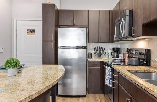 Carver City - Lincoln Gardens Apartment | Tampa Tropical-Heated Saltwater Pool-10 Min to TPA