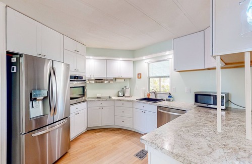 Geiger Key House | Tasteful waterfront mobile home with central AC, W/D, & dog-friendly
