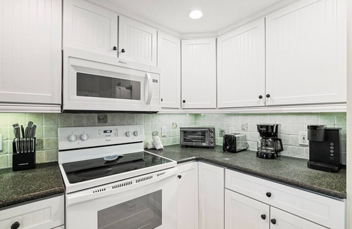 Ilexhurst House | Terrace Condo 6 · 3 Balconies · 300 Yds Beach