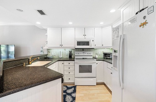 Ilexhurst House | Terrace Condo 6 · 3 Balconies · 300 Yds Beach