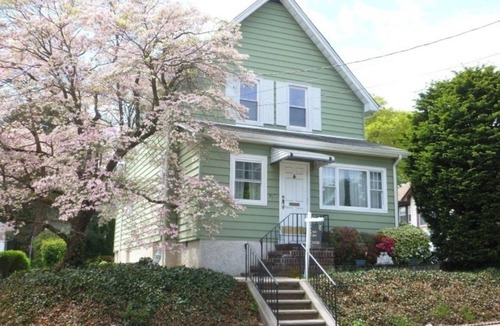 Nutley House | Terrific 3-bedroom house with AC 5 mins away from World Cup Stadium and mall