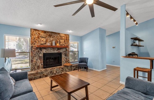 Nichols House | Terrific spacious 3 bedroom home -Sunroom-Backyard-Near Orlando & Tampa
