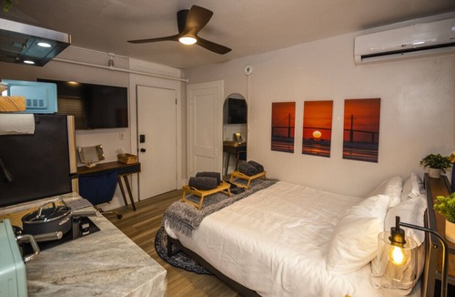 St. Petersburg - Clearwater Bed & Breakfast | The 1888 Hotel (204) Digital Nomad Queen Suite
