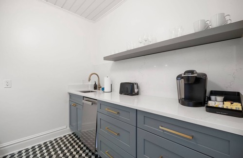Hyde Park Apartment | The Adaline 3 Hyde Park Apt Steps to Bayshore