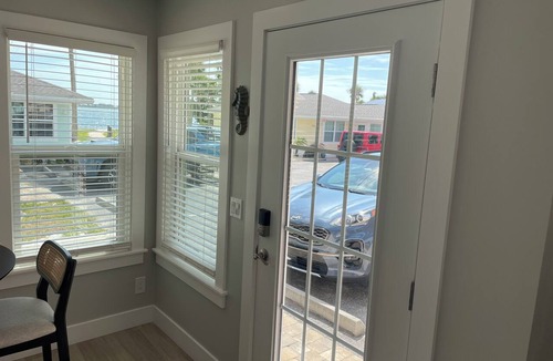 Englewood Cottage | The Beach House. Lemon Bay Waterfront, Heated Pool, Deck, Tiki Hut, Beach 5 min.