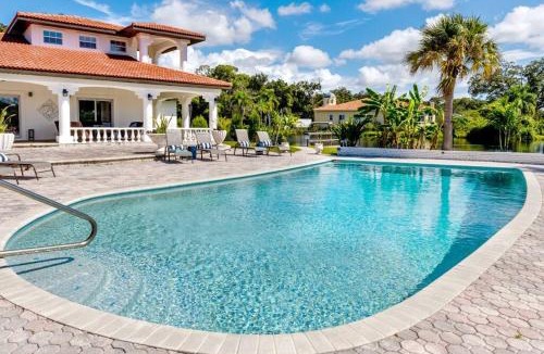 Clearwater Villa | The Belleair Estate - Breathtaking Home with Incredible Pool. 15 Min to Beach