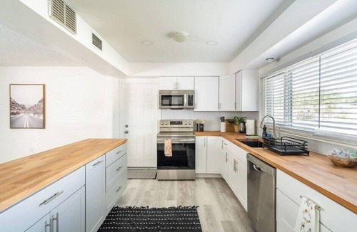 Kensington Park House | The Black Swan | Private Pool + Outdoor Dining