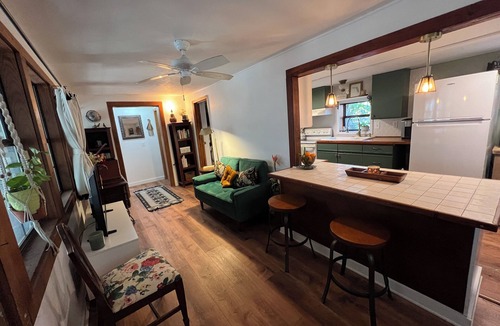 Cross Creek Cottage | The Blue Heron Hideaway- 2-bedroom cottage in lovely Cross Creek, FL,