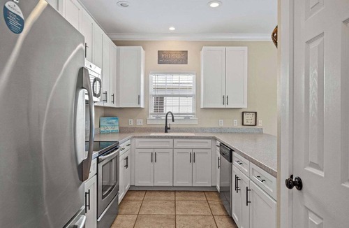 Gulfview Heights House | The Blue Parrot Cottage: ONE BLOCK TO BEACH ACCESS, PRIVATE POOL, SLEEPS 6!