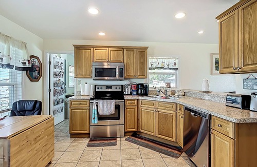 Florida South Atlantic Coast House | 'The Bradley' Cozy 3 BR in charming Frostproof. Pool. Public boat ramp. Quiet.