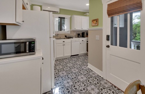 Rogers Deland House | The Canopy | Historic and Bright 2BR Flat, High Ceilings, Stetson & Downtown