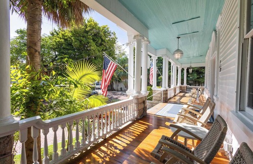 Historic Seaport Apartment | The Curry Poolside | Ground Floor Two Queens