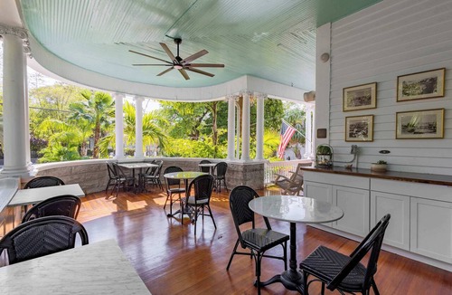 Historic Seaport Apartment | The Curry Poolside | Ground Floor Two Queens
