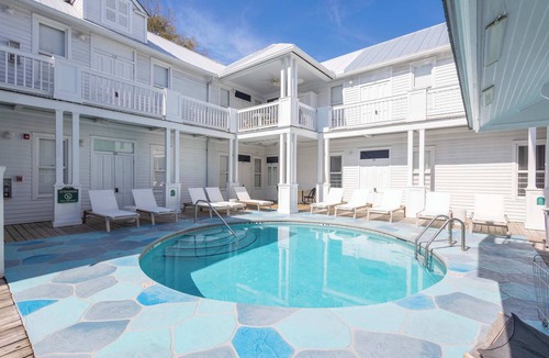 Historic Seaport Apartment | The Curry Poolside | Ground Floor King