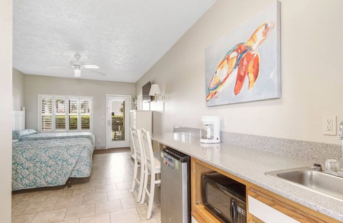 Panama City Beach Hotel | The Driftwood Lodge