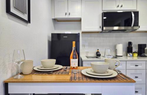 Town N County Park House | The Executive Landing , 1BR, 7 TPA Airport, AC, Free Pkng, Wine, Fast Wi-Fi