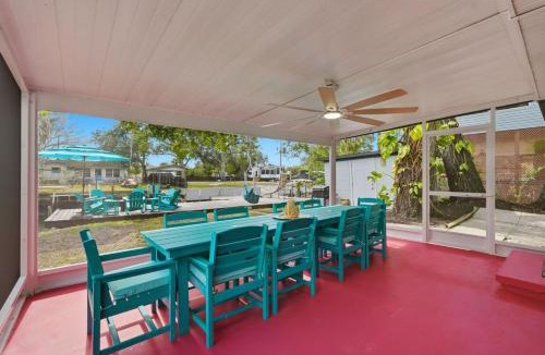 Weeki Wachee Gardens House | The Fancy Fin- Near Roger's Park, Waterslide, Fenced Yard