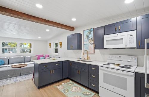Weeki Wachee Gardens House | The Fancy Fin- Near Roger's Park, Waterslide, Fenced Yard