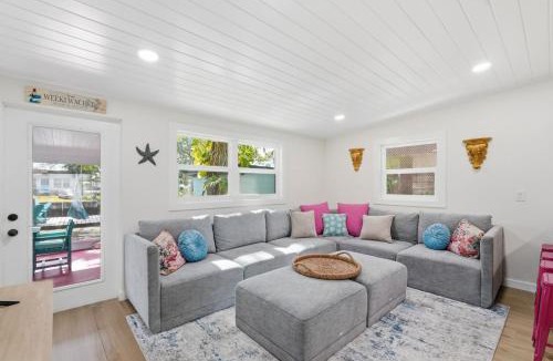 Weeki Wachee Gardens House | The Fancy Fin- Near Roger's Park, Waterslide, Fenced Yard