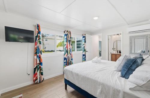 Weeki Wachee Gardens House | The Fancy Fin- Near Roger's Park, Waterslide, Fenced Yard