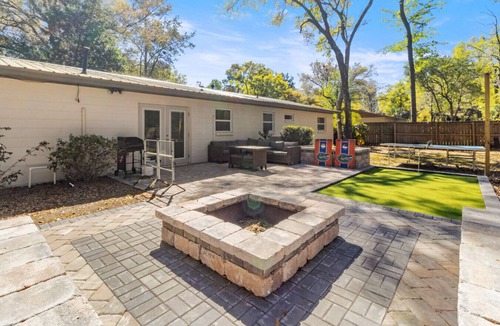 Springtree House | The Gator Getaway- Huge Backyard