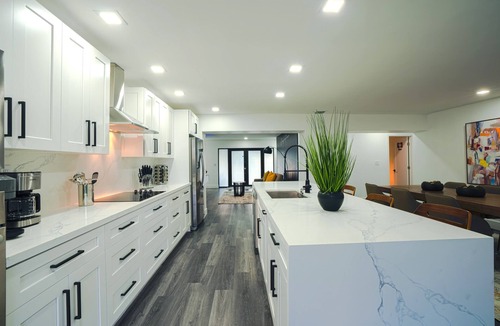 Tamiami House | The Grand World Mansion/9 Bedrooms/Game Room/Htd Pool/Pickleball/Mini Golf/BBQ