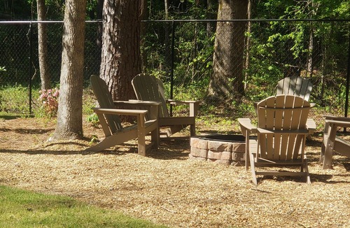 Notasulga Cabin | The Griinch- Cozy Tiny House 9 Miles to AUBURN AL & Jordan Hare Stadium