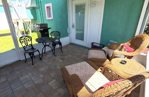 Sunny Shores Cottage | The "Grouper"