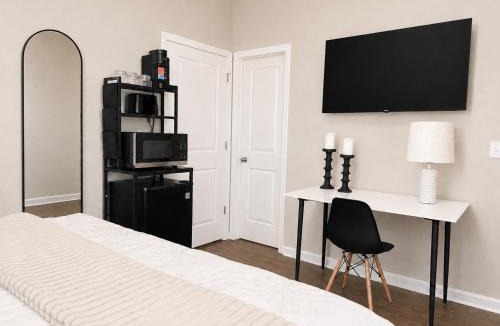 Crawfordville House | The Hamptons Coastal King Suite