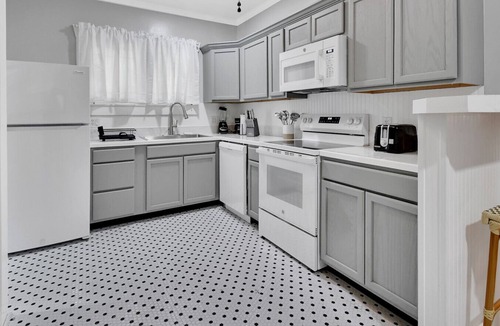 Rogers Deland House | The Heritage | Beautifully Restored 2BR 2BA Flat Steps from Stetson & Downtown