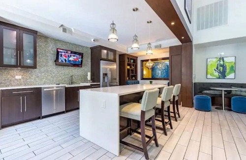 Carver City - Lincoln Gardens Apartment | The Honeycomb Hideout* In the heart of the Bay