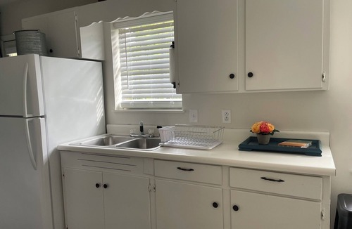 Douglas House | The Hummingbird: Private Bathrooms, Pet Friendly, in the Heart of Douglas