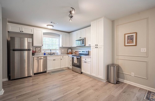 Statesboro House | The Hunt Club-Near GSU, Pool Table, Fenced yard