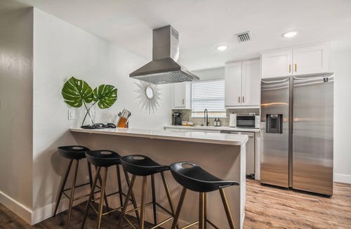 Carver City - Lincoln Gardens House | The Ideal Location! Near Raymond James, interstate, downtown & 35 min to beach!