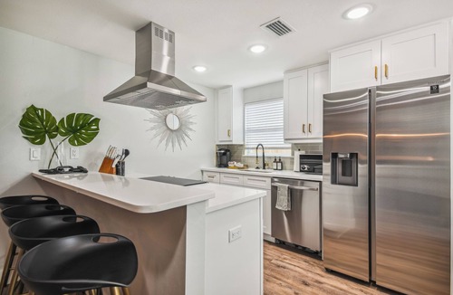 Carver City - Lincoln Gardens House | The Ideal Location! Near Raymond James, interstate, downtown & 35 min to beach!