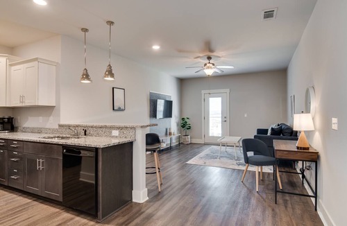 Gracewood Apartment | The James: King Bed - Pool & Gym - Fast WiFi - Ft Gordon - Washer & Dryer