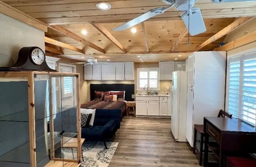 Lake Alfred Cabin | The Lake Alfred Citrus Wood Guest Cabin